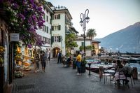 Eis essen am Ufer von Limone